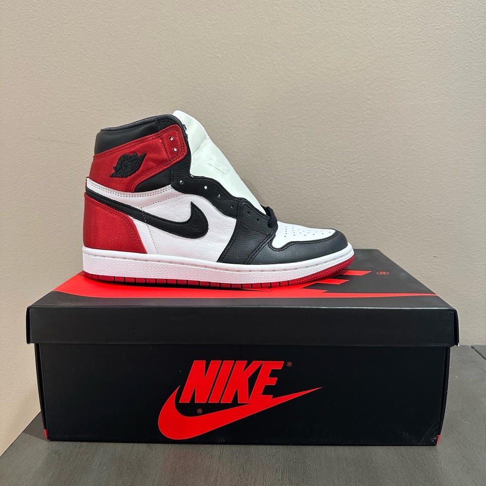 Air Jordan 1 Retro High 'Satin Black Toe' size 8.5w